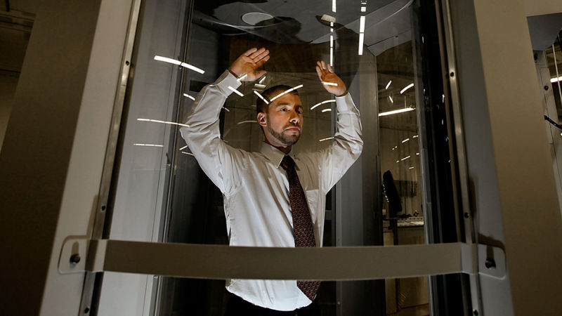 Pasando un escáner de seguridad aeroportuario. Foto: Getty